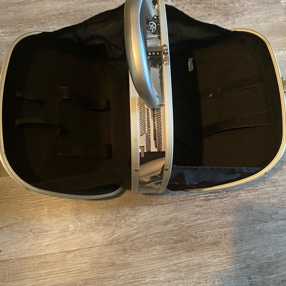 Traveler’s Make-up Case - Picture 4 of 12